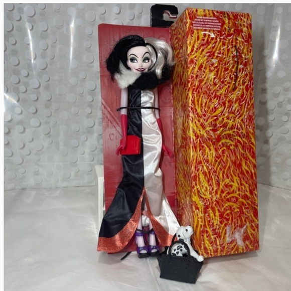 Disney Villains 🐾Cruella de Vil Fashion Doll - Picture 2 of 11
